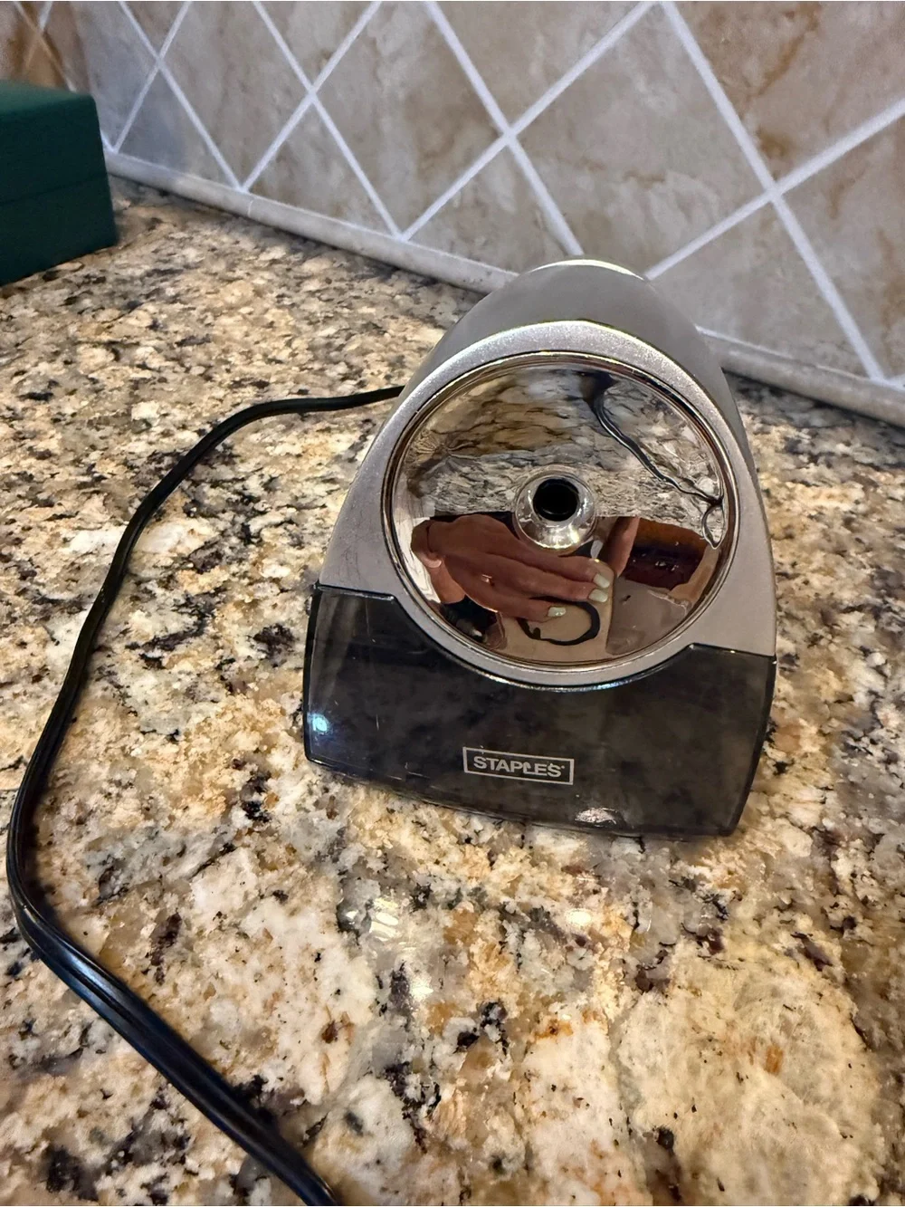 Staples Model 21835 Electric Pencil Sharpener, great condition, tested and works